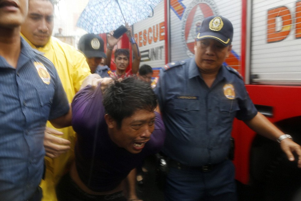 Tên tội phạm đã bị bắt sau nhiều giờ đứng trên cột điện. (Nguồn: Dailymail)