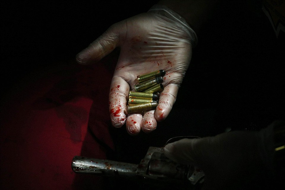 Cảnh sát khám nghiệm hiện trường. (Nguồn: Dailymail)