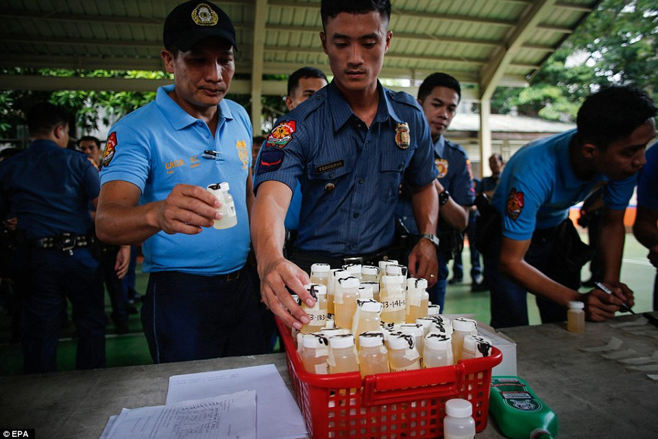 Các mẫu nước tiểu của nghi phạm trong chiến dịch truy quét. (Nguồn: Dailymail)