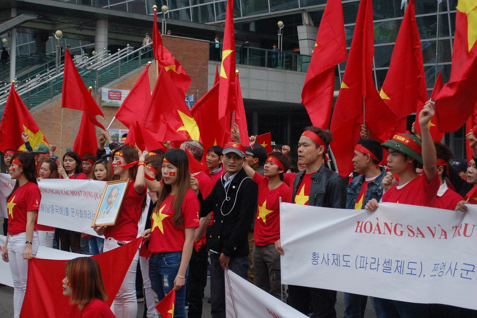 Đoàn người biểu tình hô vang các khẩu hiểu phản đối hành động phi pháp của Trung Quốc tại Biển Đông. (Ảnh: Vũ Toàn-Phạm Duy/Vietnam+)
