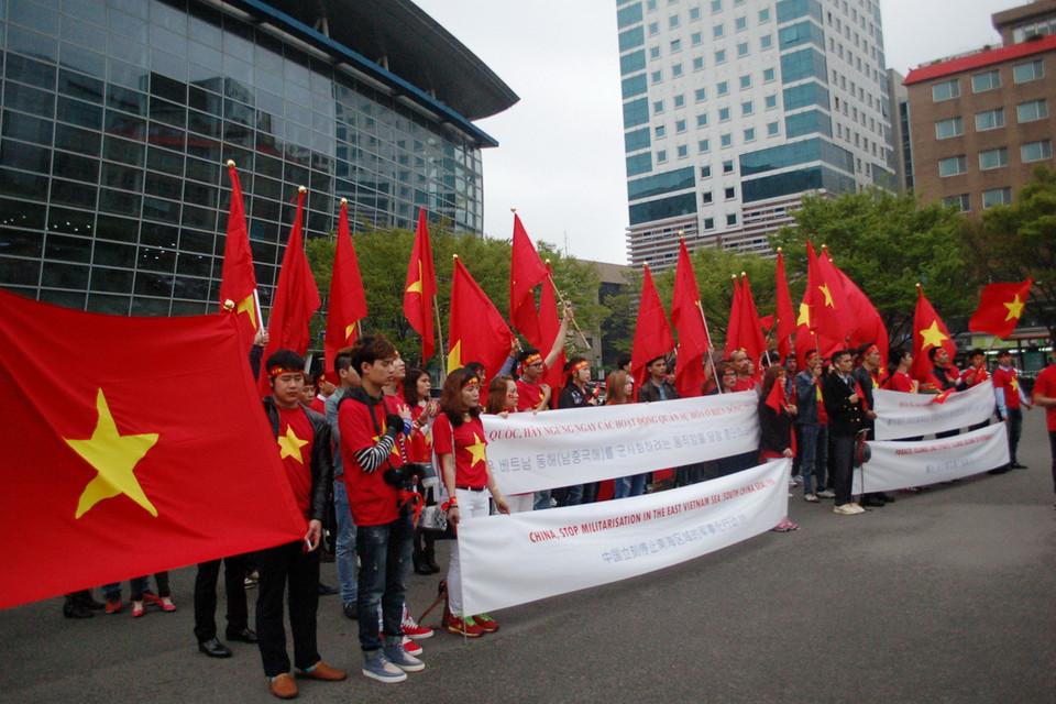 Không chỉ thể hiện tình yêu quê hương đất nước, hô vang các khẩu hiệu phản đối hành động phi pháp của Trung Quốc tại Biển Đông, đoàn người biểu tình cũng đã hát vang các bài hát truyền thống hướng về biển đảo thân yêu của Tổ quốc. (Ảnh: Vũ Toàn-Phạm Duy/Vietnam+)