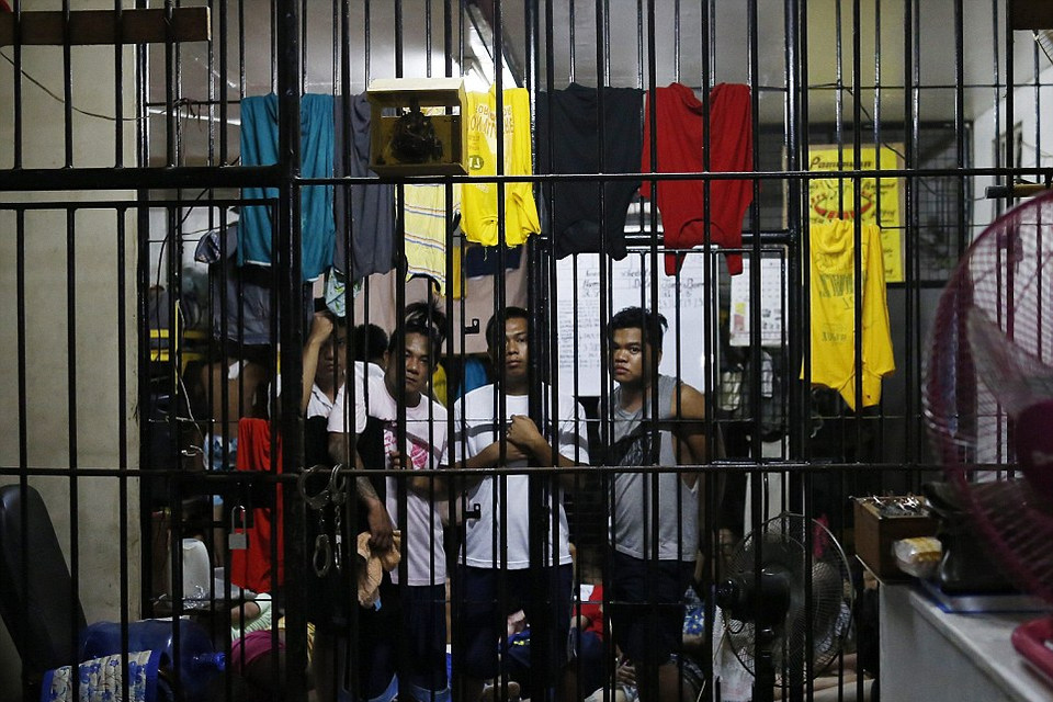 Gần 60.000 tội phạm buôn bán ma túy ở Philippines đã đầu hàng cảnh sát sau khi Tổng thống mới đắc cử Rodrigo Duterte tuyên bố một đạo luật nghiêm khắc cho phép bắn chết những kẻ buôn bán chất cấm. (Nguồn: Dailymail)