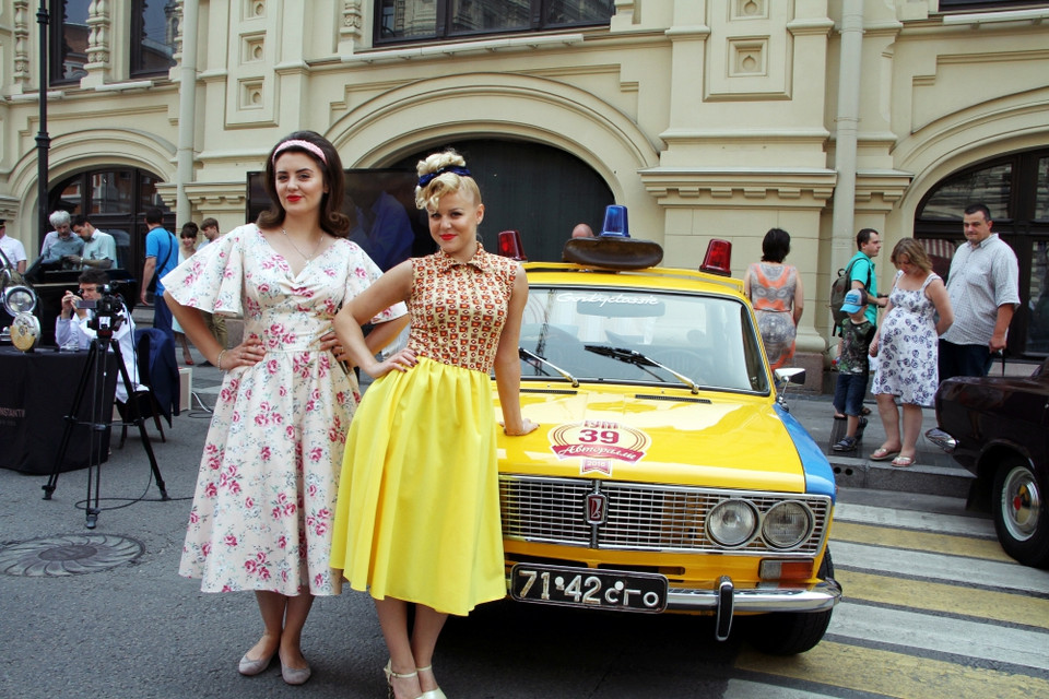 Các cô người mẫu bên xe. (Nguồn: Vinh Lê/Vietnam+)