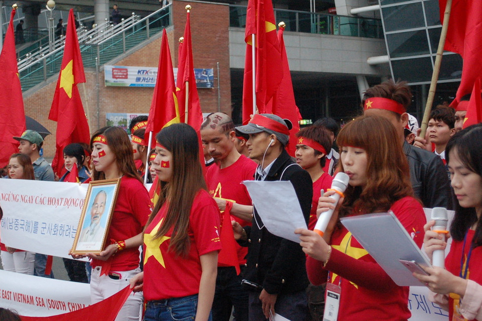 Thay mặt đoàn biểu tình, bà Mạc Thị Hiền (hàng đầu, thứ 2 từ phải sang), Chủ tịch Hiệp hội giao lưu Việt Nam tại Hàn Quốc, nêu rõ: 'Chúng tôi tổ chức cuộc biểu tình ôn hòa lần này nhằm thể hiện tinh thần đoàn kết, kiên quyết phản đối hành động của Trung Quốc xâm phạm trái phép chủ quyền lãnh thổ của Việt Nam.' (Ảnh: Vũ Toàn-Phạm Duy/Vietnam+)