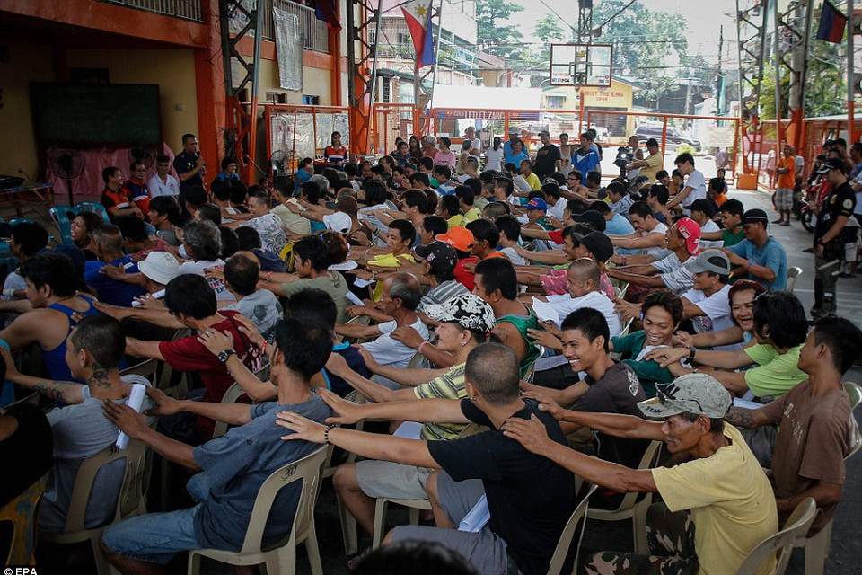 Các tội pham ma túy sau khi tự nguyện đầu hàng. (nguồn: Dailymail)