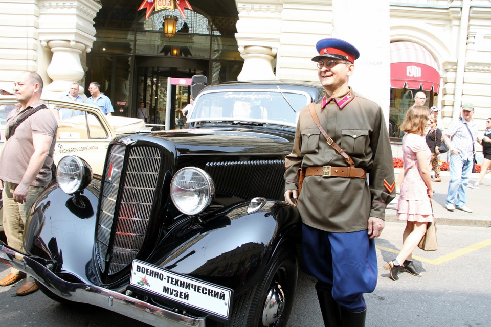 Tài xế xe cổ vui mừng tham gia. (Ảnh: Vinh Lê/Vietnam+)