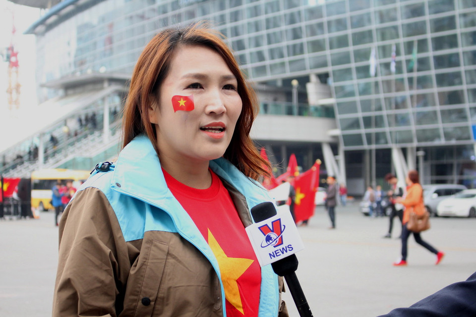 Bà Nguyễn Tường Vy, Chủ tịch Hội Những người con đất Việt, cho biết: 'Thông qua cuộc biểu tình lần này, chúng tôi muốn gửi một thông điệp rằng chúng tôi yêu chuộng hòa bình và công lý, mong muốn duy trì quan hệ hữu nghị với nhân dân Trung Quốc, nhưng chính quyền Trung Quốc phải chấm dứt những hành động bá quyền, chấm dứt việc leo thang quân sự tại Biển Đông, hãy rút khỏi quần đảo Hoàng Sa và Trường Sa của Việt Nam.' (Ảnh: Vũ Toàn-Phạm Duy/Vietnam+) 