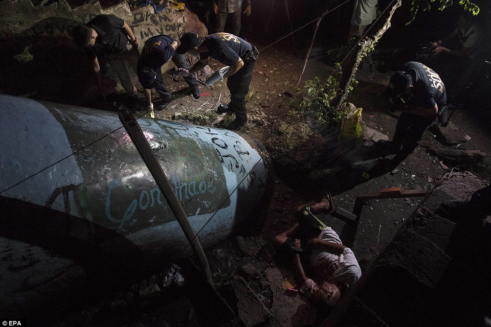 Nhà nhân quyền Jose Manuel Diokno cảnh báo chiến dịch của Tổng thống Duterte đang châm ngòi cho một làn sóng bạo lực vượt ra ngoài tầm kiểm soát và tạo ra một cuộc gia không có xét xử. (Nguồn: Dailymail)