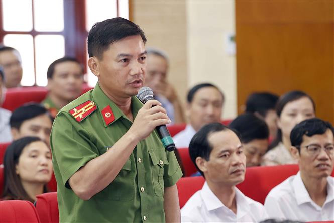 Cử tri Ngô Thanh Tuấn phát biểu về công tác xây dựng pháp luật, công tác phòng, cháy chữa cháy. (Ảnh: Doãn Tấn/TTXVN