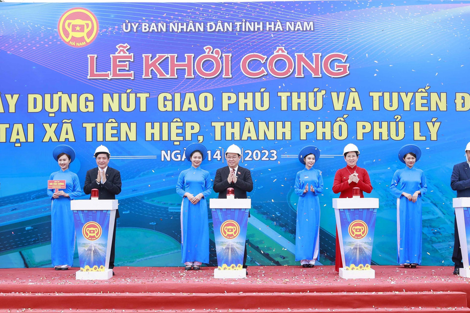 Chủ tịch Quốc hội Vương Đình Huệ và đại biểu thực hiện nghi thức khởi công Dự án đầu tư xây dựng nút giao Phú Thứ và tuyến đường kết nối tại xã Tiên Hiệp, Thành phố Phủ Lý. (Ảnh: Doãn Tấn/TTXVN)