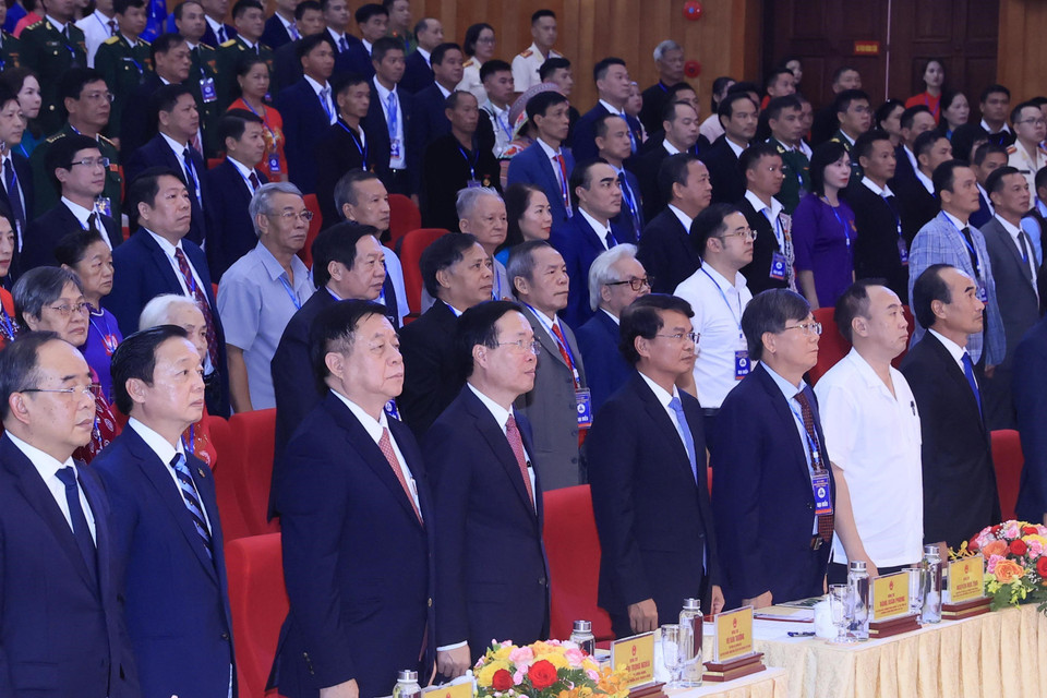 Chủ tịch nước Võ Văn Thưởng và các đại biểu chào cờ tại Lễ kỷ niệm 65 năm Ngày Bác Hồ thăm tỉnh Lào Cai. (Ảnh: Thống Nhất/TTXVN)