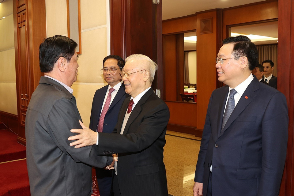 Tổng Bí thư Nguyễn Phú Trọng với các đồng chí lãnh đạo và nguyên lãnh đạo Đảng, Nhà nước dự hội nghị. (Ảnh: Trí Dũng/TTXVN)