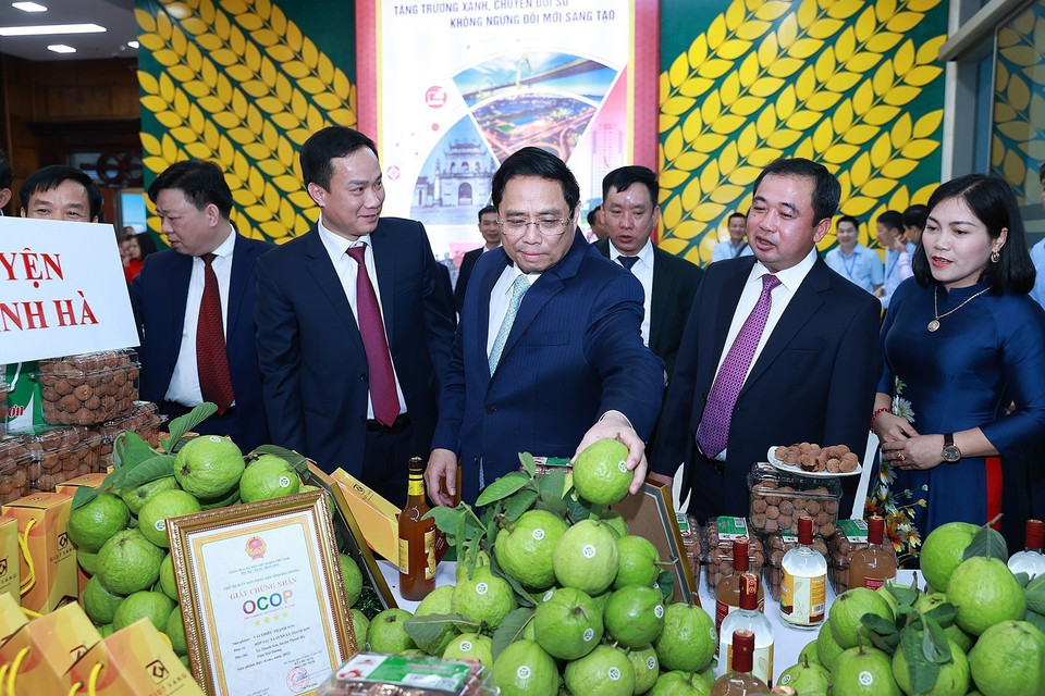 Thủ tướng Phạm Minh Chính thăm gian trưng bày sản phẩm OCOP của huyện Thanh Hà, tỉnh Hải Dương. (Ảnh: Dương Giang/TTXVN)