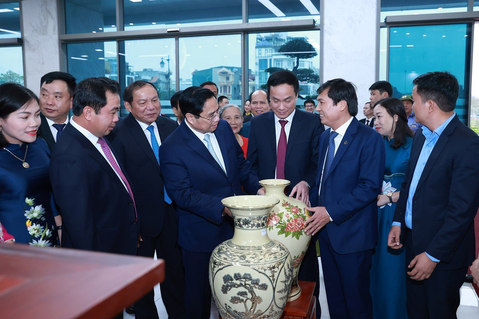 Thủ tướng Phạm Minh Chính thăm gian trưng bày sản phẩm OCOP. (Ảnh: Dương Giang/TTXVN)