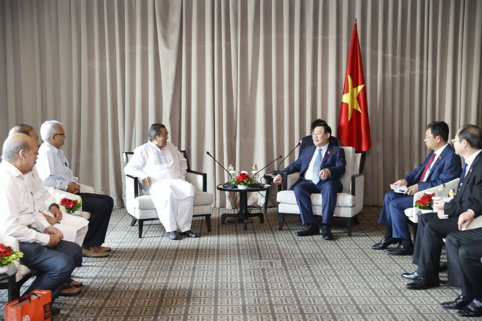 Chủ tịch Quốc hội Vương Đình Huệ tiếp Chủ tịch Đảng Công nhân Bangladesh Rashed Khan Menon. (Ảnh: Doãn Tấn/TTXVN)