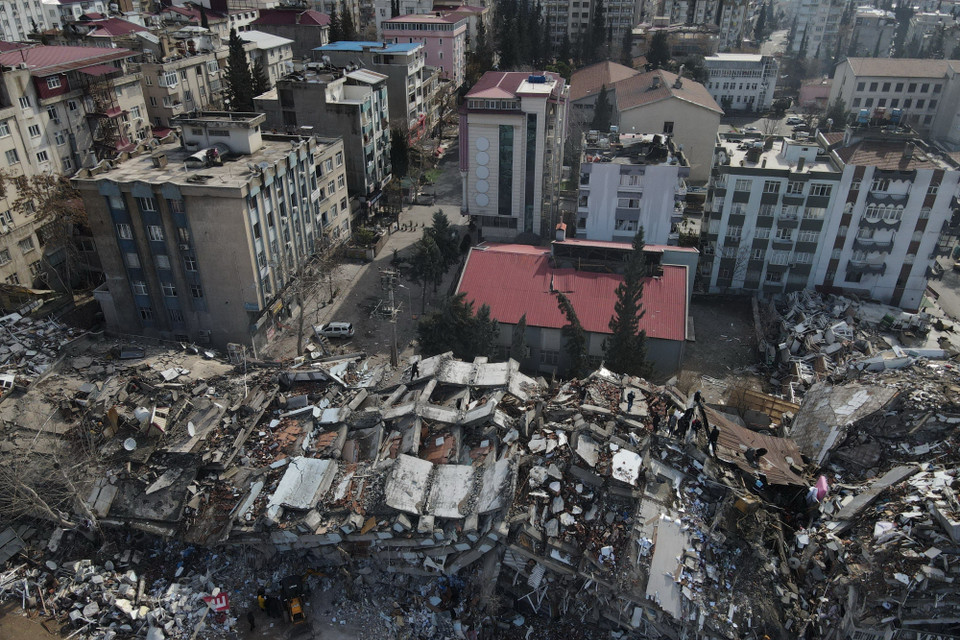 Ngày 6/2/2023, trận động đất kinh hoàng độ lớn 7,8 đã xảy ra ở khu vực biên giới giữa Thổ Nhĩ Kỳ và Syria. Tính đến 4h03 ngày 10/2 (giờ Việt Nam), số người thiệt mạng trong thảm họa động đất này đã lên tới hơn 21.000 người, trong khi hàng nghìn ngôi nhà ở hai bên biên giới bị phá hủy. Nhà cửa bị phá hủy sau trận động đất tại Kahramanmaras, Thổ Nhĩ Kỳ ngày 7/2/2023. Ảnh: AFP/TTXVN