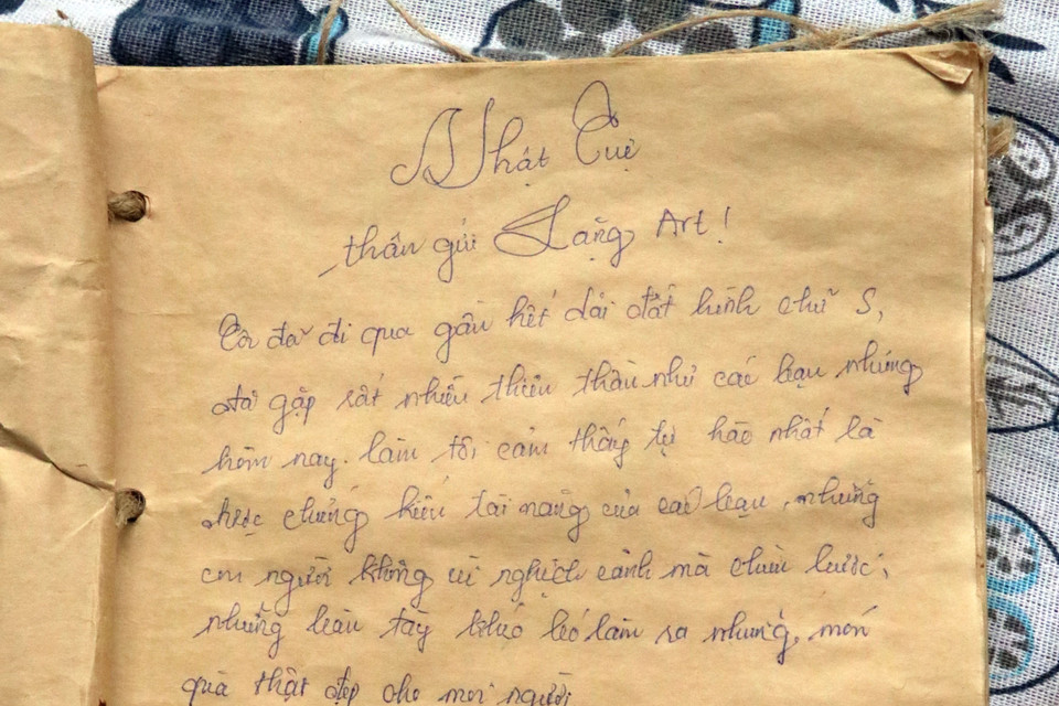 Một trang trong sổ lưu niệm của cafe Lặng Art. (Ảnh: Chu Quốc Hùng/TTXVN)