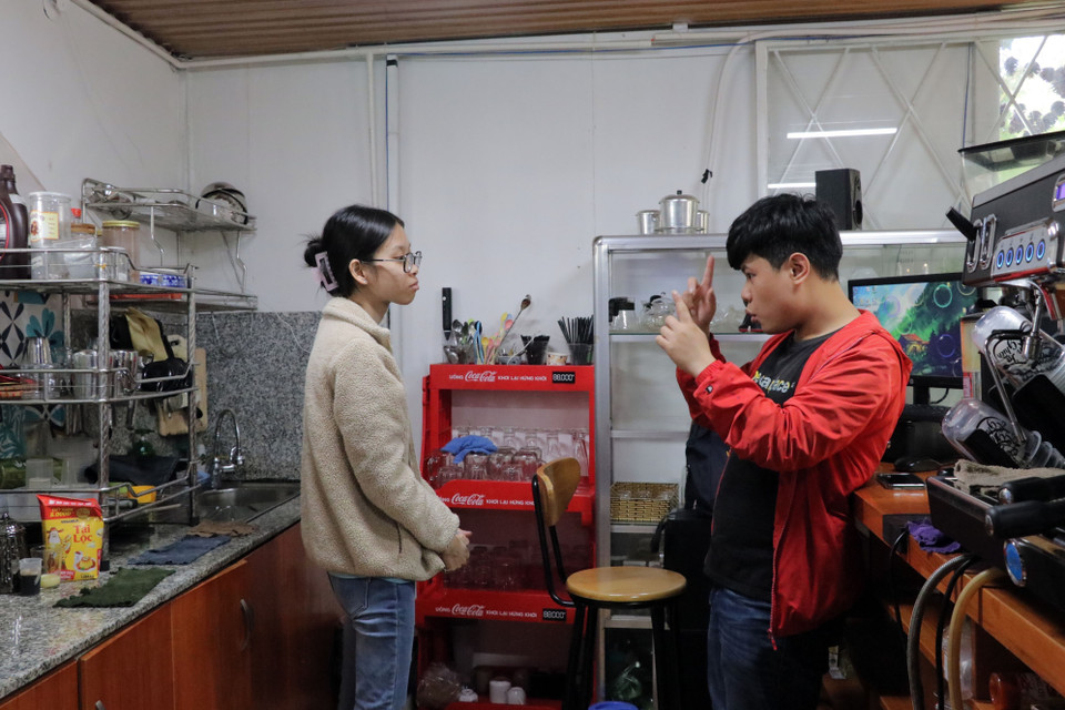 Nhân viên trong quán nói chuyện, trao đổi công việc với nhau. (Ảnh: Chu Quốc Hùng/TTXVN)