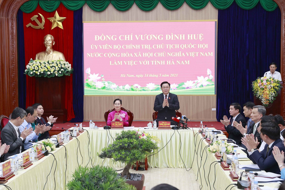 Chủ tịch Quốc hội Vương Đình Huệ làm việc với Ban Thường vụ Tỉnh uỷ Hà Nam. (Ảnh: Doãn Tấn/TTXVN)