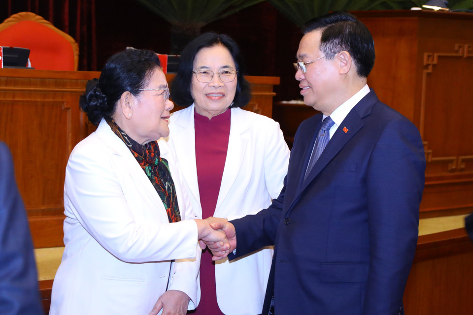 Chủ tịch Quốc hội Vương Đình Huệ với các đại biểu. (Ảnh: Văn Điệp/TTXVN)