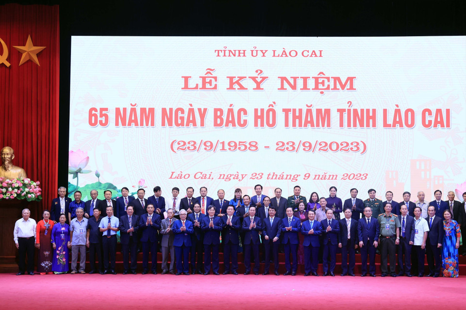 Chủ tịch nước Võ Văn Thưởng và các đồng chí lãnh đạo Đảng, Nhà nước với các đại biểu. (Ảnh: Thống Nhất/TTXVN)