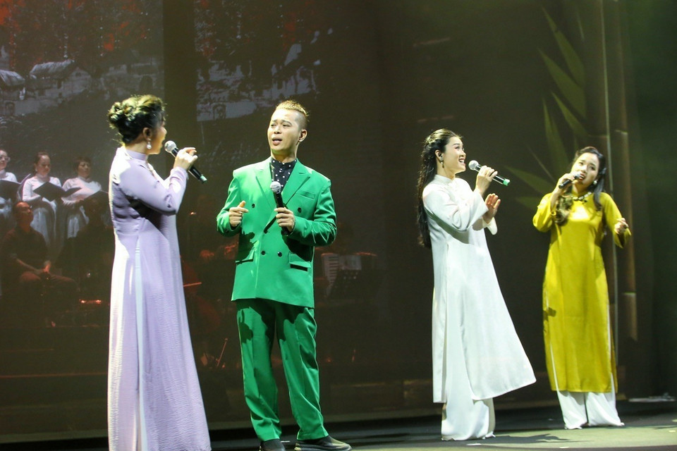 Liên khúc "Làng tôi" và "Ngày mùa" với sự thể hiện của các ca sỹ Đào Tố Loan, Nam Khánh, Ngô Hương Diệp và Trang Bùi. (Ảnh: Tuấn Đức/TTXVN)