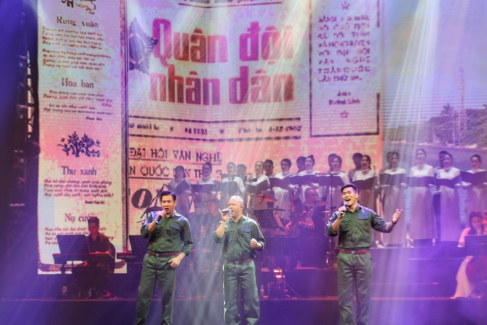 Liên khúc "Chiến sỹ Việt Nam", "Không quân Việt Nam", "Bài ca chiến sỹ Hải quân" với sự thể hiện của các ca sỹ Phúc Tiệp, Yvol, Tạ Quang Thắng. (Ảnh: Tuấn Đức/TTXVN)