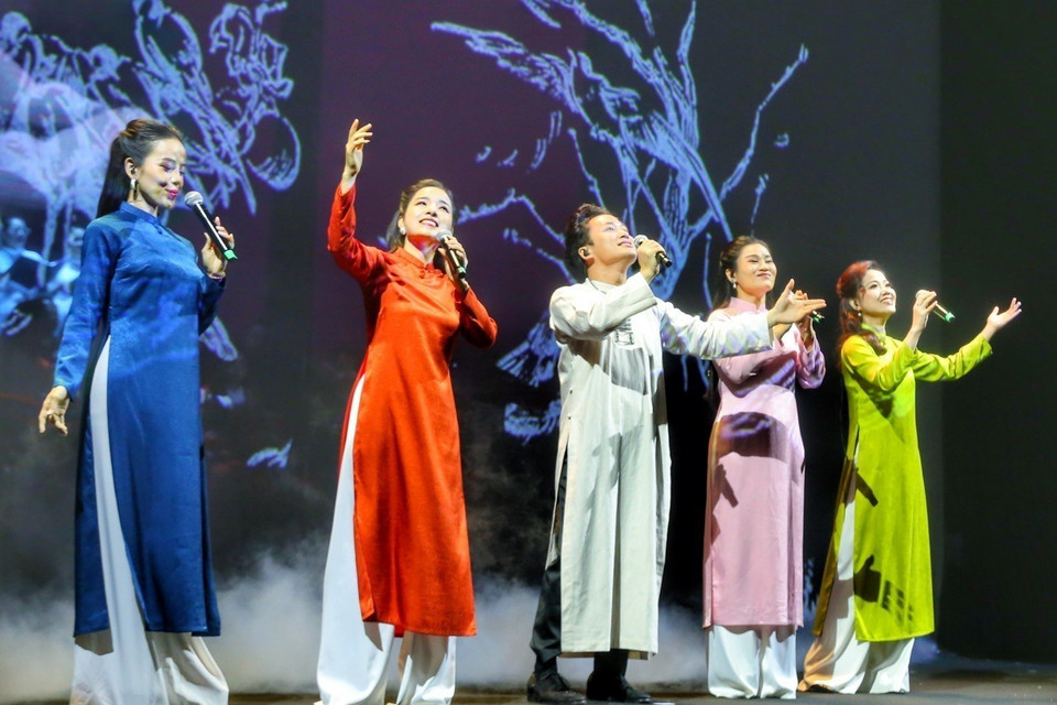 Ca khúc "Đàn chim Việt" với sự thể hiện của các ca sỹ Tùng Dương, Đào Tố Loan, Khánh Ngọc, Trang Bùi và Sèn Hoàng Mỹ Lam. (Ảnh: Tuấn Đức/TTXVN)
