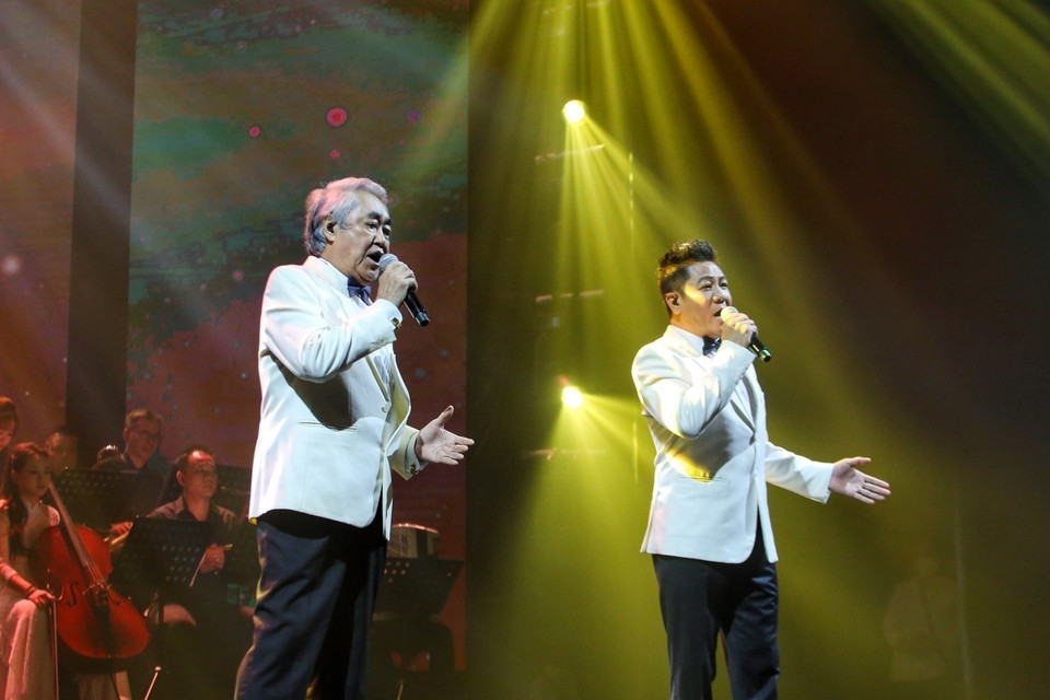 Ca khúc "Ca ngợi Hồ Chủ tịch" với sự thể hiện của NSND Quang Thọ và NSND Quốc Hưng. (Ảnh: Tuấn Đức/TTXVN)