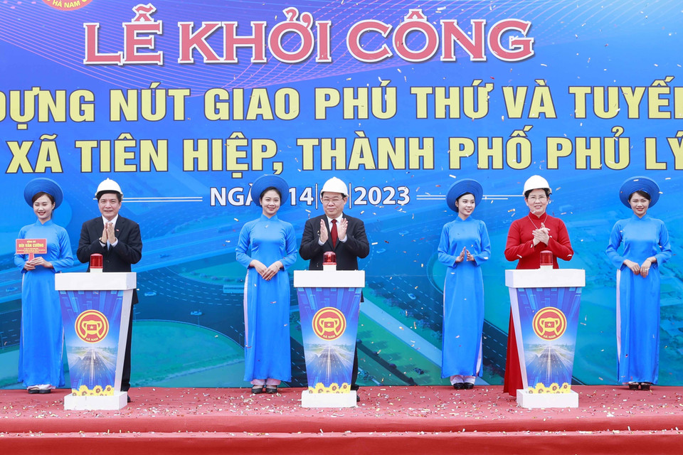 Chủ tịch Quốc hội Vương Đình Huệ và đại biểu thực hiện nghi thức khởi công Dự án đầu tư xây dựng nút giao Phú Thứ và tuyến đường kết nối tại xã Tiên Hiệp, Thành phố Phủ Lý. (Ảnh: Doãn Tấn/TTXVN)