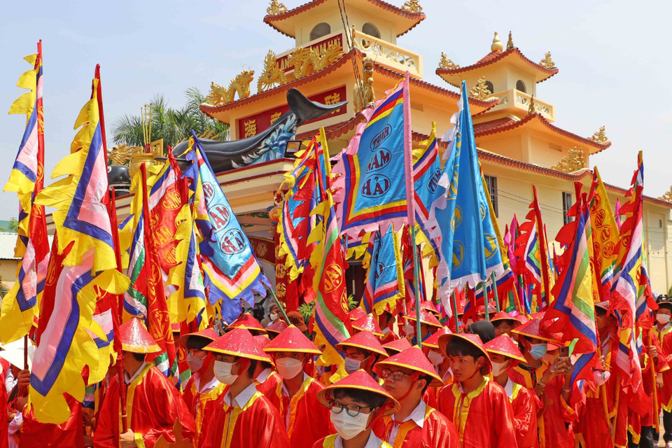 Lễ hội Nghinh Ông Sông Đốc là lễ hội cầu ngư của cư dân miền biển, cầu cho biển lặng, gió hoà, quốc thái dân an, ngư dân ra khơi may mắn, đánh bắt cá tôm được an hòa. (Ảnh: Huỳnh Anh/TTXVN)