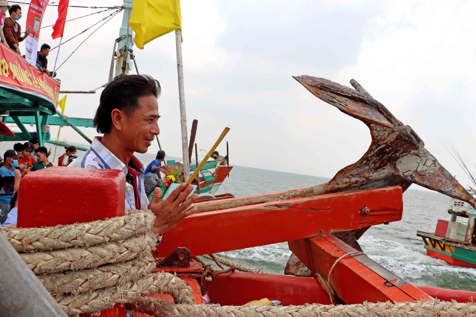Ngư dân bày tỏ lòng thành, mong ước những chuyến đi biển sắp tới đều mưa thuận gió hòa. (Ảnh: Huỳnh Anh/TTXVN)