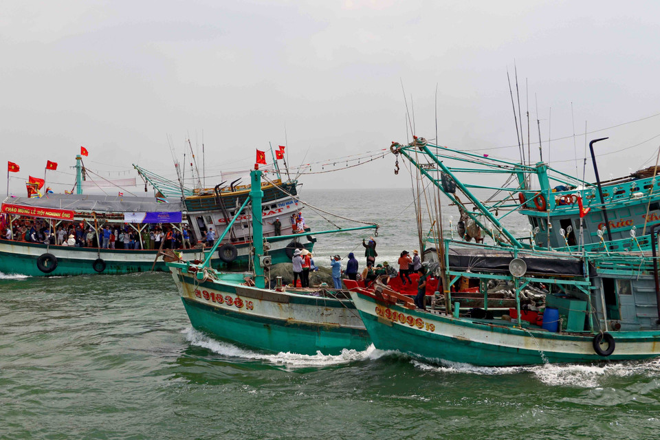 Đoàn tàu Nghinh Ông sẽ ra tới vùng nước xanh xa bờ, trung bình từ 5-7km để thực hiện các nghi lễ Nghinh Ông. (Ảnh: Huỳnh Anh/TTXVN)