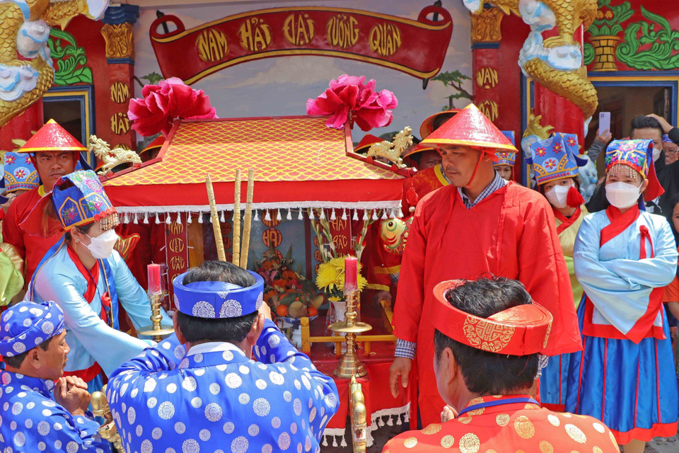 Ban Trị sự Lăng cùng hội ông, hội bà và học trò lễ thực hiện nghi thức cúng tế. (Ảnh: Huỳnh Anh/TTXVN)