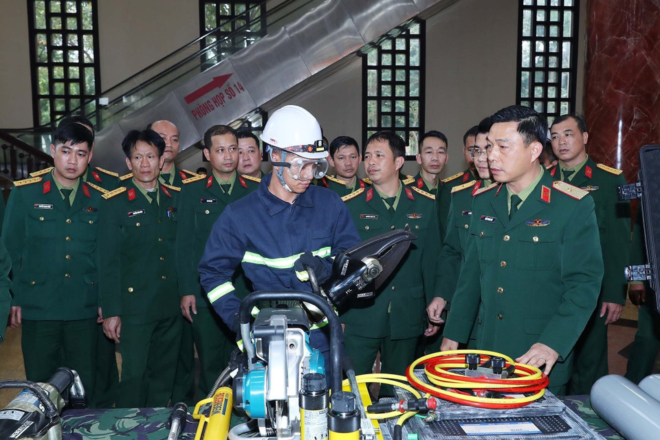 Lực lượng công binh làm công tác kiểm tra trang thiết bị máy móc phục vụ công tác cứu hộ, cứu nạn trước khi lên đường. (Ảnh: Trọng Đức/TTXVN)