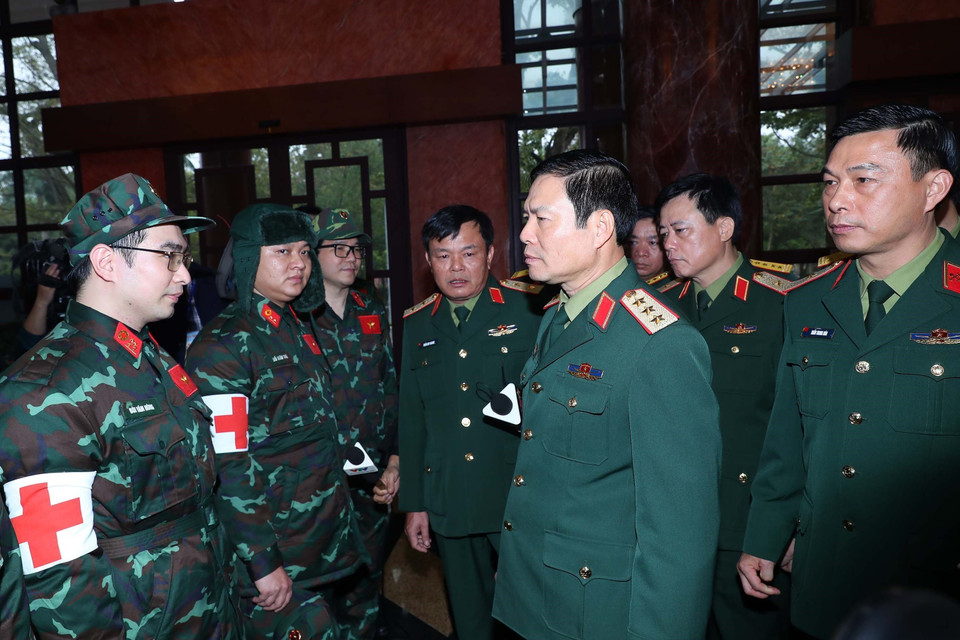 Thượng tướng Nguyễn Tân Cương, Tổng Tham mưu trưởng, Thứ trưởng Bộ Quốc phòng và lãnh đạo các cơ quan, đơn vị thuộc Bộ Quốc phòng động viên, giao nhiệm vụ cho các cán bộ, chiến sỹ tại buổi lễ . (Ảnh: Trọng Đức/TTXVN)