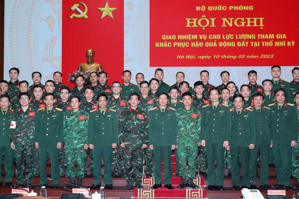 Thượng tướng Nguyễn Tân Cương, Tổng Tham mưu trưởng, Thứ trưởng Bộ Quốc phòng và lãnh đạo các cơ quan, đơn vị thuộc Bộ Quốc phòng và các cán bộ, chiến sỹ tại lễ nhận nhiệm vụ. (Ảnh: Trọng Đức/TTXVN)