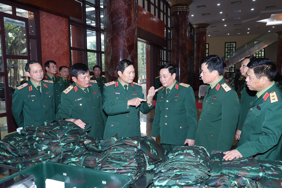 Thượng tướng Nguyễn Tân Cương, Tổng Tham mưu trưởng, Thứ trưởng Bộ Quốc phòng và lãnh đạo các cơ quan, đơn vị thuộc Bộ Quốc phòng kiểm tra dụng cụ, quân trang của lực lượng quân y trước khi lên đường. (Ảnh: Trọng Đức/TTXVN)