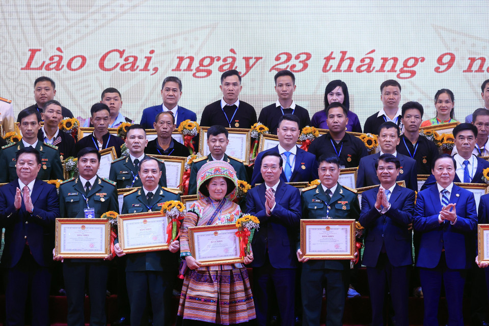 Chủ tịch nước Võ Văn Thưởng và các đồng chí lãnh đạo Đảng, Nhà nước với các tập thể và cá nhân có thành tích xuất sắc trong đợt thi đua chào mừng kỷ niệm 65 năm Ngày Bác Hồ thăm tỉnh Lào Cai. (Ảnh: Thống Nhất/TTXVN)