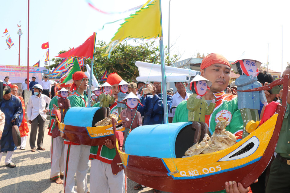 Sau lễ cúng ở đình là nghi thức thả thuyền và hình nhân thế mạng ra biển. (Ảnh: Phạm Cường/TTXVN)