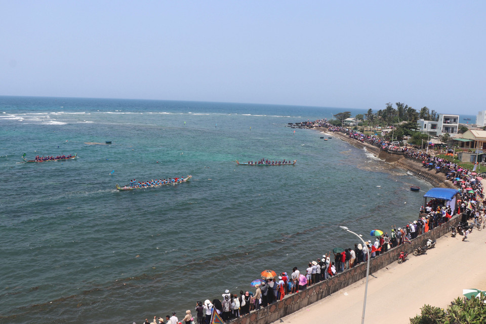 Lễ đua thuyền Tứ Linh một nghi lễ không thể thiếu trong Lễ khao lề thế lính. (Ảnh: Phạm Cường/TTXVN)