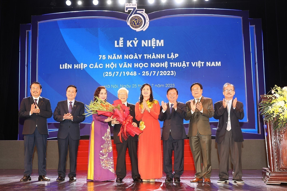 Liên hiệp các Hội Văn học Nghệ thuật Việt Nam trao Kỷ niệm chương "Vì sự nghiệp Văn học Nghệ thuật" và tặng hoa chúc mừng Tổng Bí thư Nguyễn Phú Trọng. (Ảnh: Trí Dũng/TTXVN)