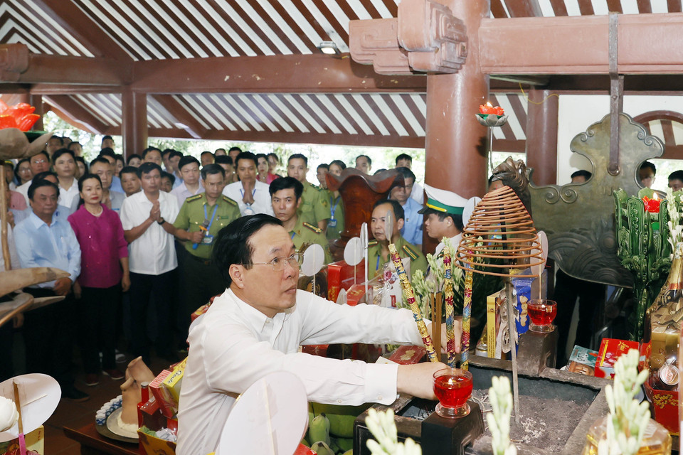 Chủ tịch nước Võ Văn Thưởng cùng các đồng chí lãnh đạo, nguyên lãnh đạo Đảng, Nhà nước dâng hương tưởng nhớ Chủ tịch Hồ Chí Minh. (Ảnh: Thống Nhất/TTXVN)