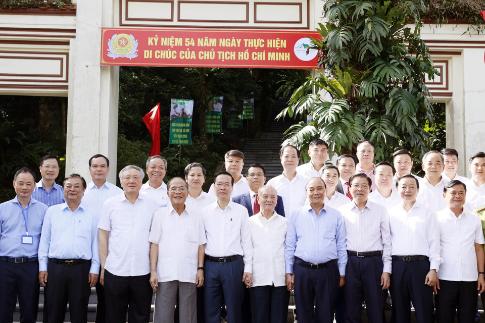  Chủ tịch nước Võ Văn Thưởng cùng các đồng chí lãnh đạo, nguyên lãnh đạo Đảng, Nhà nước dâng hương tưởng nhớ Chủ tịch Hồ Chí Minh. (Ảnh: Thống Nhất/TTXVN) 