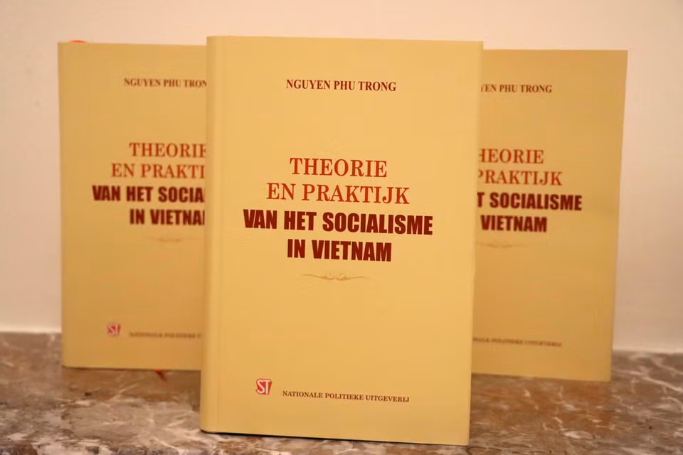 Cuốn sách "Một số vấn đề lý luận và thực tiễn về chủ nghĩa xã hội và con đường đi lên chủ nghĩa xã hội ở Việt Nam" bản tiếng Hà Lan. (Ảnh: Hương Giang/TTXVN)