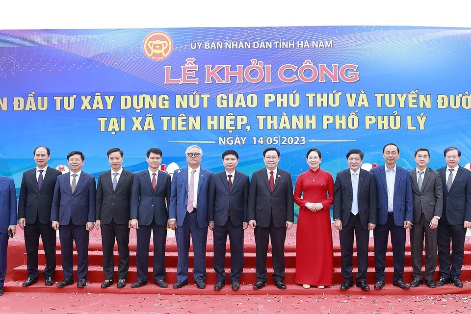 Chủ tịch Quốc hội Vương Đình Huệ với đại biểu. (Ảnh: Doãn Tấn/TTXVN)