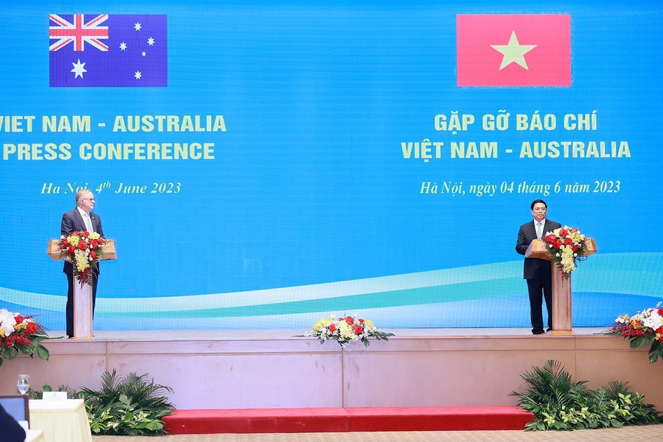 Thủ tướng Phạm Minh Chính và Thủ tướng Australia Anthony Albanese gặp gỡ báo chí hai nước Việt Nam-Australia. (Ảnh: Dương Giang/TTXVN)