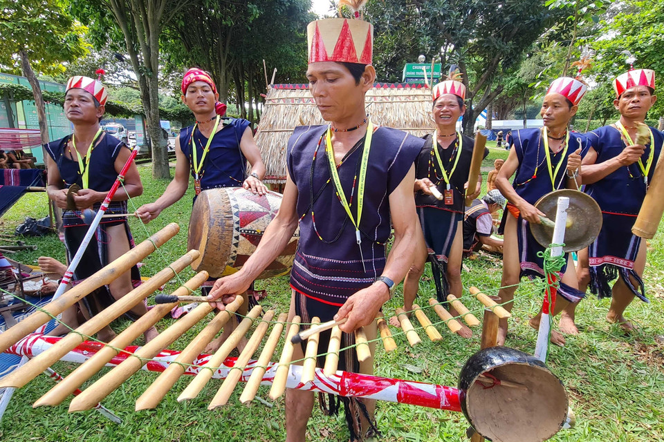 Nghệ nhân diễn tấu nhạc cụ dân tộc. (Ảnh: Hồng Điệp/TTXVN)