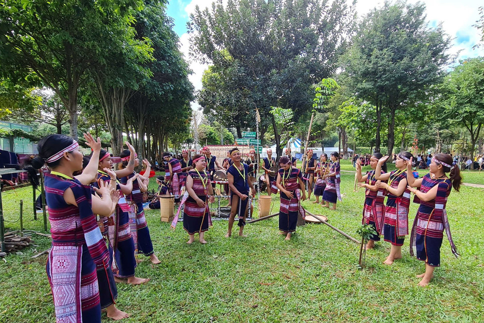 Các nghệ nhân biểu diễn múa xoang. (Ảnh: Hồng Điệp/TTXVN)