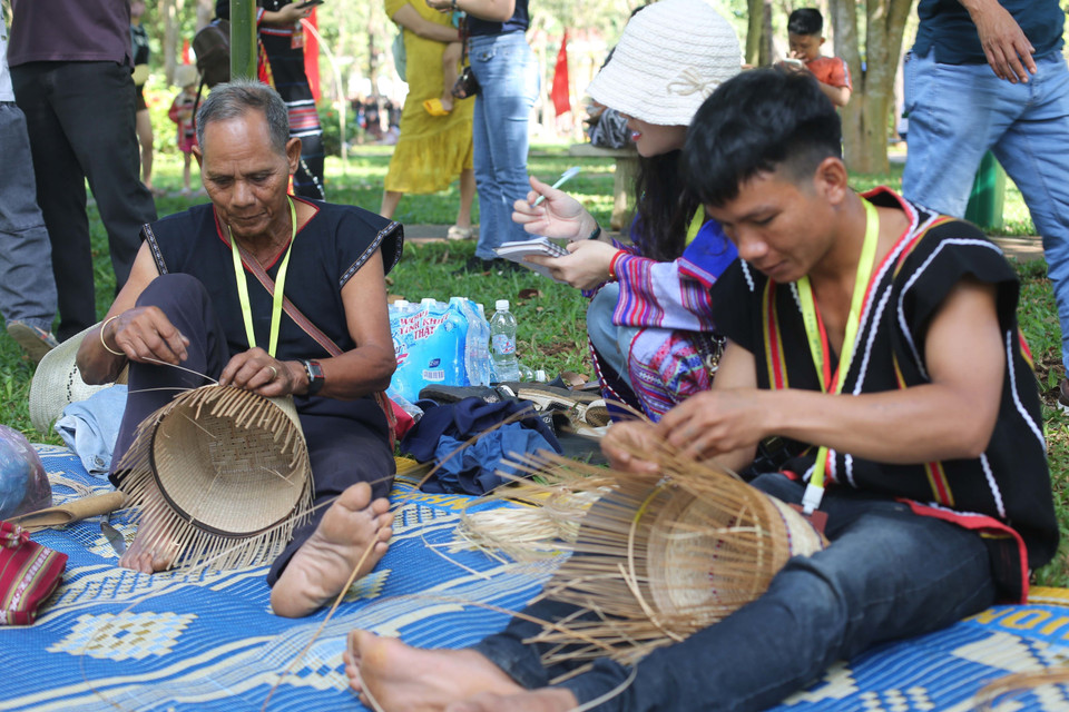Nghệ nhân đan lát. (Ảnh: Hồng Điệp/TTXVN)